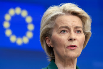 EU수장 '코로나백신 비밀협상' 조사 받는다…연임 도전에 차질