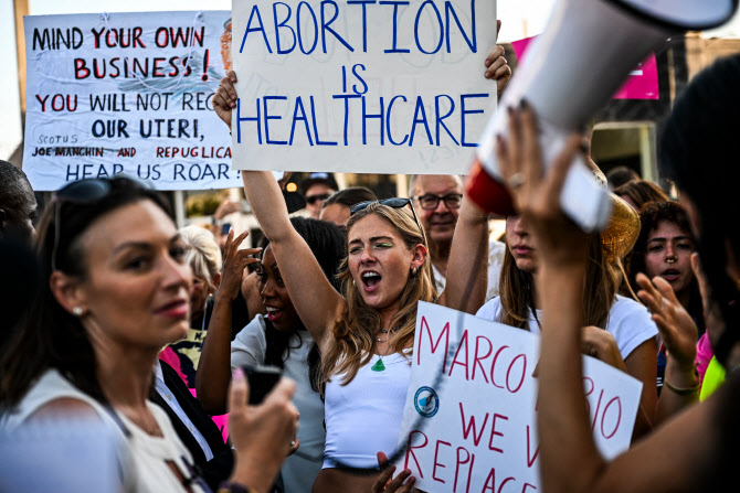 '보수 색체' 美 플로리다, 임신 6주 이후 낙태 금지