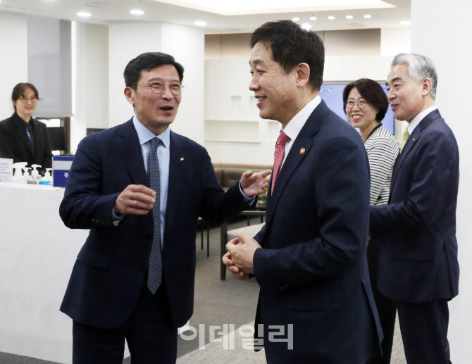 [포토] 김주현 금융위원장, 한국주택금융공사 방문