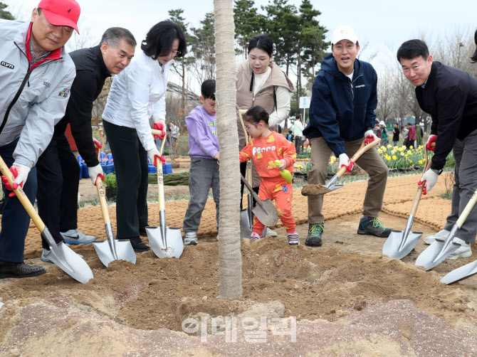 [포토] 오세훈 서울시장 식목행사