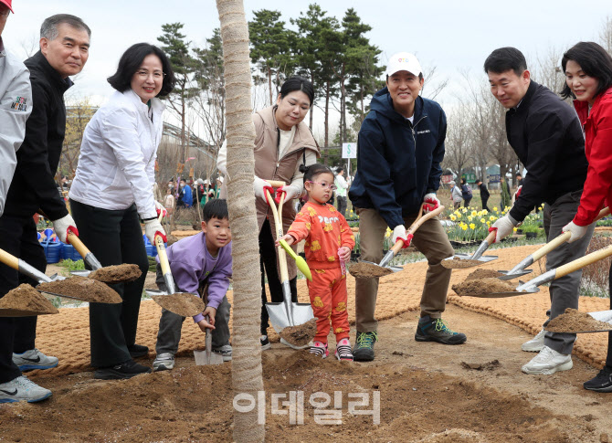 [포토] 나무심는 오세훈 시장