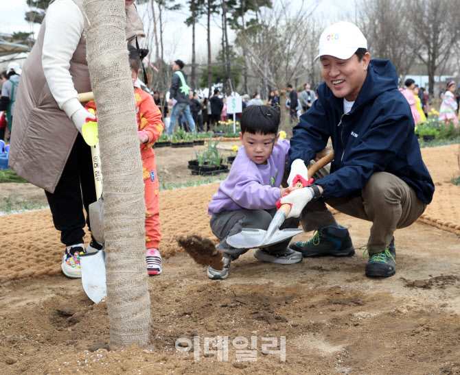 [포토] 강동구 암사역사공원 식목행사