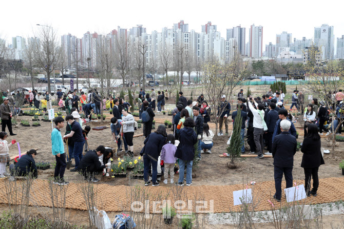 [포토] 암사역사공원 식목행사