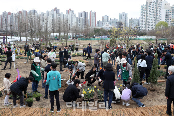 [포토] 암사역사공원 정원만들기