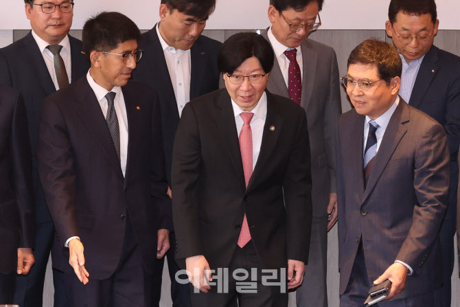 [포토]자리로 향하는 김소영 금융부위원장