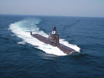 '신채호함' 해군 인도…SLBM 보유 '전략 잠수함' 3척 모두 도입