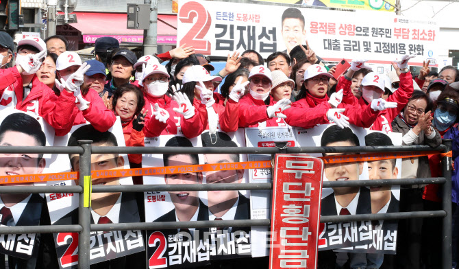 [포토]선거운동하는 김재섭 도봉구 갑 후보 선거운동원들