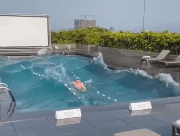 옥상 수영장 물이 좌우로 ‘출렁’…강진에 대처하는 자세(영상)