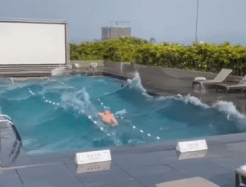 옥상 수영장 물이 좌우로 ‘출렁’…강진에 대처하는 자세(영상)