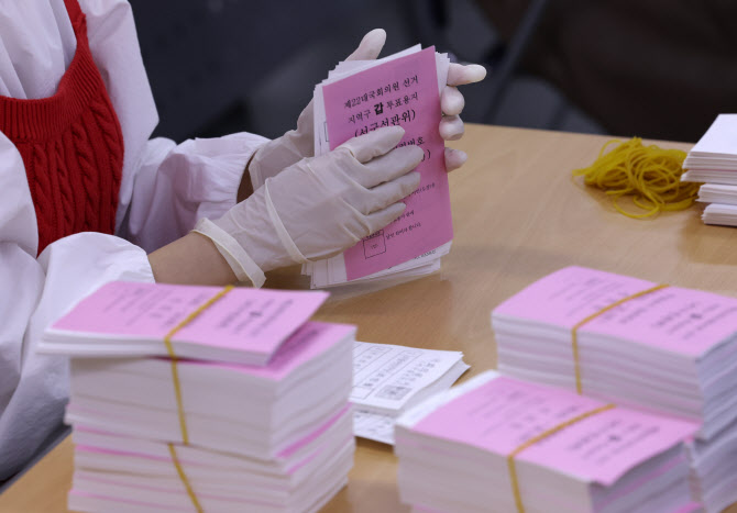 국민 절반 "사전투표 참여하겠다"…총선 영향에 촉각