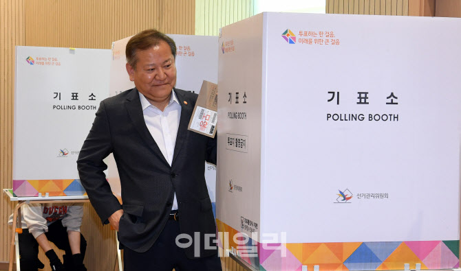 [포토]제22대 총선 투표소 점검하는 이상민 행안부 장관