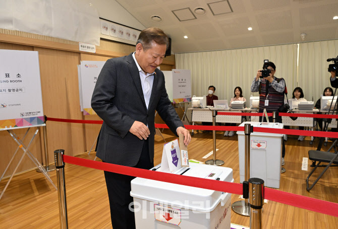[포토]제22대 총선 모의 투표하는 이상민 행안부 장관