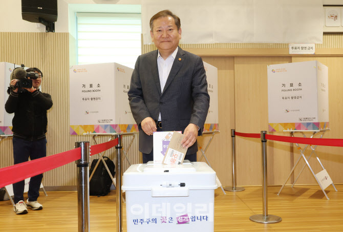 [포토]제22대 총선 사전투표 D-1, 모의 투표하는 이상민 행안부 장관