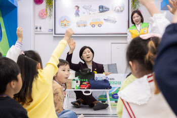 한화진 환경부 장관, 늘봄학교 일일 교사로 변신