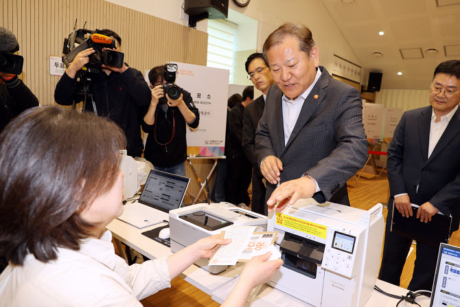 이상민 행안부 장관, 총선 사전투표 준비 상황 점검