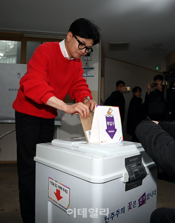 [포토]한동훈 국민의힘 비대위원장 신촌에서 사전투표