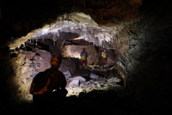 천연기념물 동굴이 간직한 수만년 전 용암길
