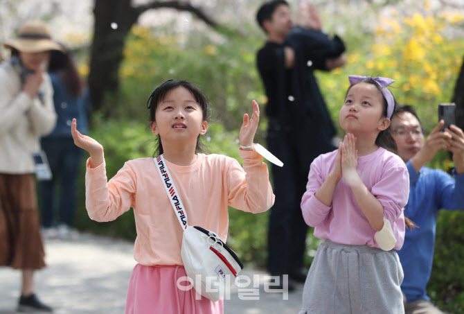 [포토]'꽃잎을 잡아요'