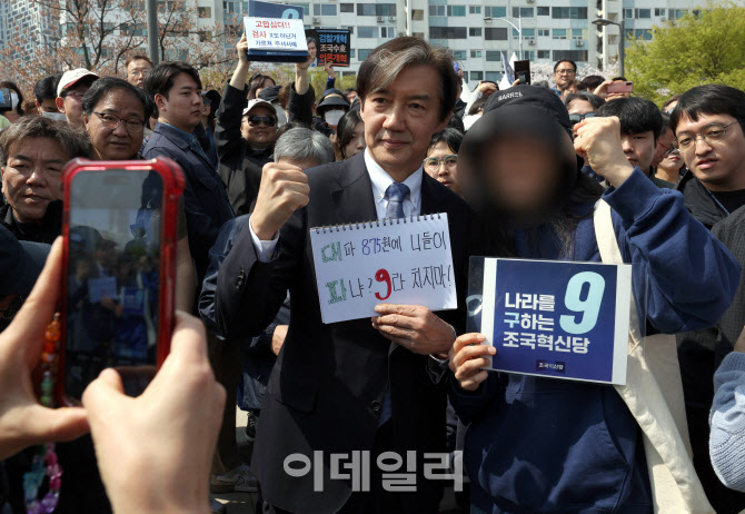 ‘복면가왕’ 9주년 결방에…조국 “KBS ‘9뉴스’도 폐지해야”