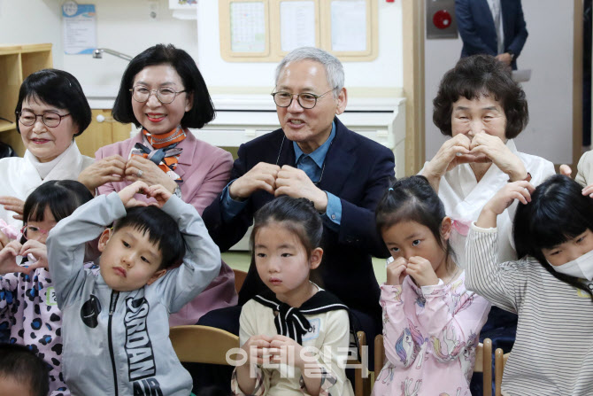 [포토] 이야기할머니 수업 참관하는 유인촌 장관