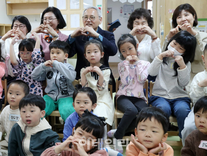 [포토] 이야기할머니 수업 참관하는 유인촌 문체부 장관