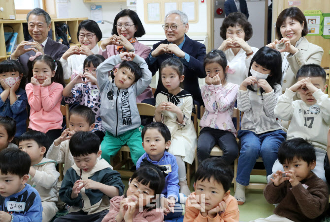 [포토] 유인촌 장관 '아름다운 이야기할머니' 수업 참관