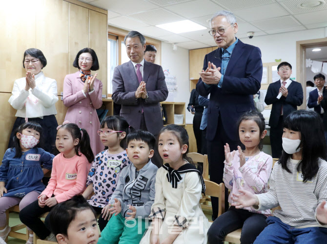 [포토] 어린이집 방문한 유인촌 문체부 장관