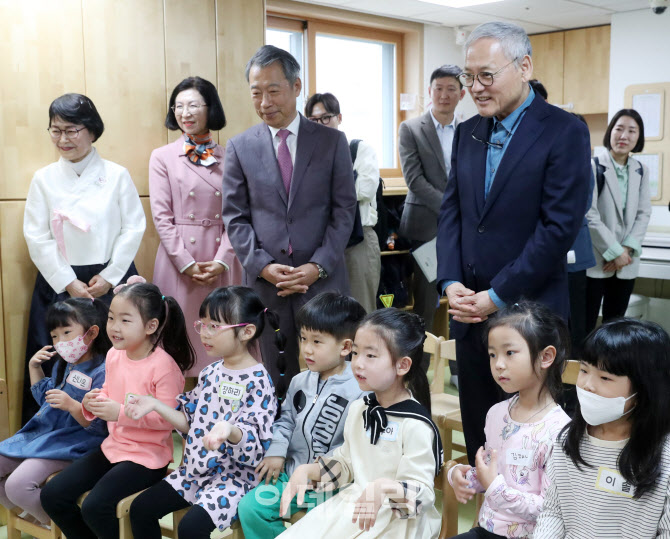 [포토] 어린이집 방문한 유인촌 장관