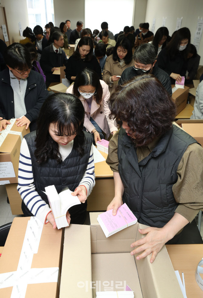 [포토]투표용지 검수하는 투표관리관들