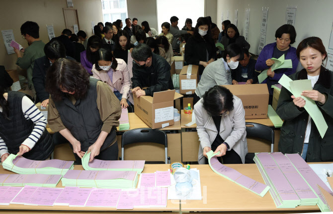 [포토]22대 총선 투표용지 검수, 분주한 손길