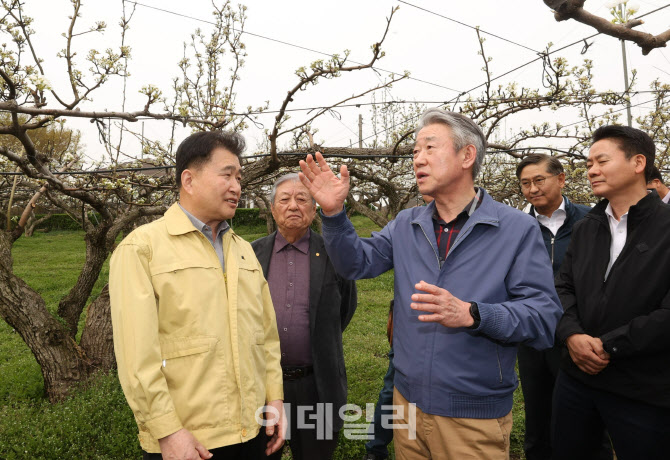 [포토] 배 저온피해 대응하는 강호동 농협회장