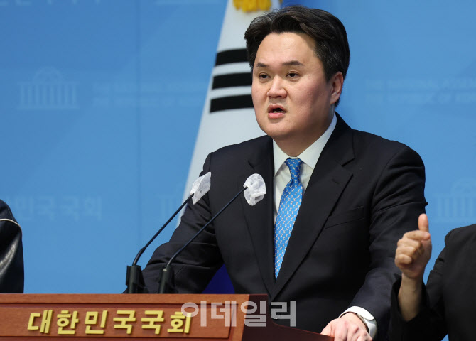 '경기도 법카 유용 의혹' 수사 檢, 김지호 민주당 부대변인 소환