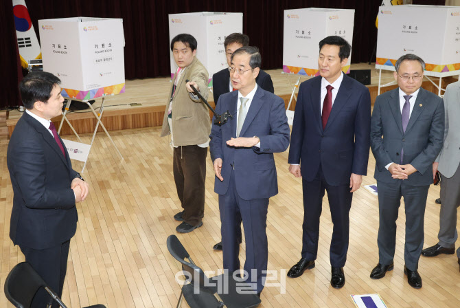 [포토] 투표소 현장점검하는 한덕수 총리