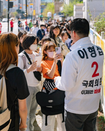 "형섭 아저씨다!" 인기 '폭발'…'의정부초통령' 이형섭 후보