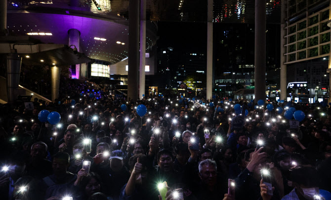 [포토] 스마트폰 불빛으로 더불어민주당 응원하는 지지자들