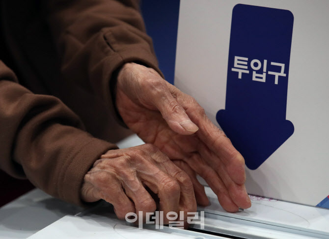[포토]'투표하는 고운 손'