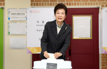 박근혜 “국민 여러분 꼭 투표”…‘보수의 위기’ 묻자 미소만