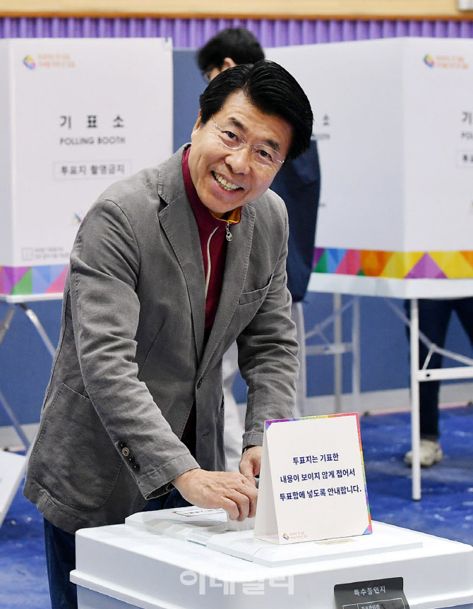 [포토] 투표하는 서강석 송파구청장