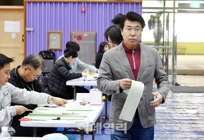 [포토] 국회의원 선거 투표하는 서강석 송파구청장