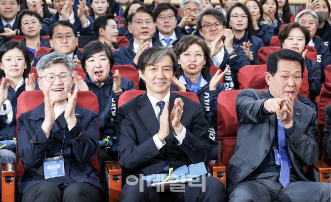 [포토]환호하는 조국대표와 조국혁신당 후보들