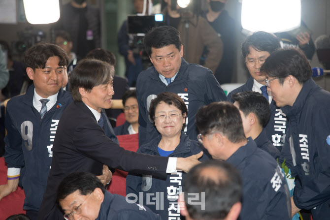 [포토]비례대표 후보들과 인사 나누는 조국 대표