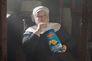 성체로 빵 대신 감자칩 먹는 수녀…"신성모독" 비난에 TV 광고 중단