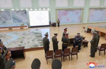 北김정은, 총선 당일 '서울 지도' 펼쳐놓고 "전쟁 준비" 강조
