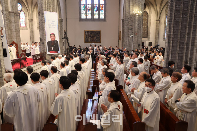 [포토]이경상 신임 보좌주교 서품식 지켜보는 사제들