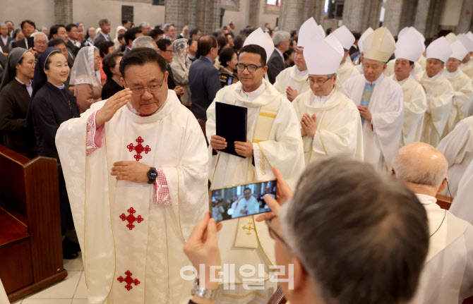 [포토]사제들에게 인사하는 이경상 신임 보좌주교