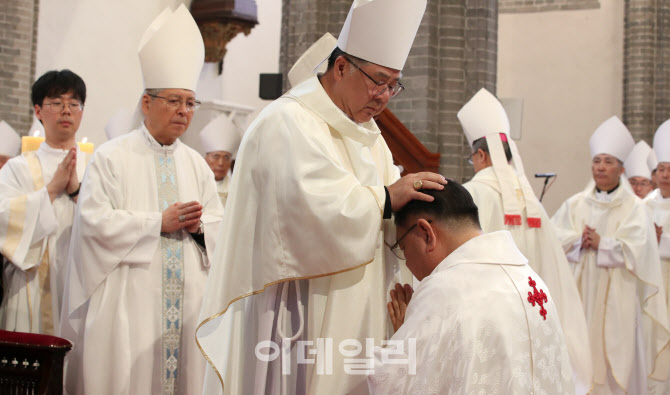 [포토]안수기도 받는 이경상 신임 보좌주교