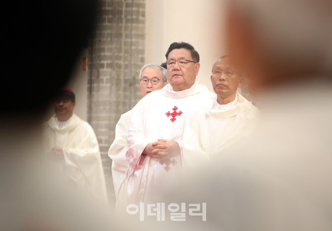 [포토]이경상 신임 보좌주교 서품식 지켜보는 사제들