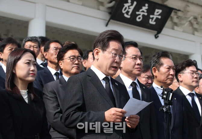 [포토]이재명 대표, '현충원 참배 후 기자회견'