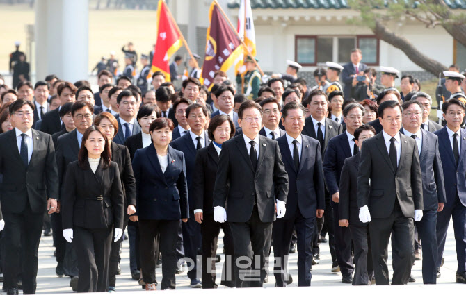 [포토]'현충원 참배하는 더불어민주당-더불어민주연합'