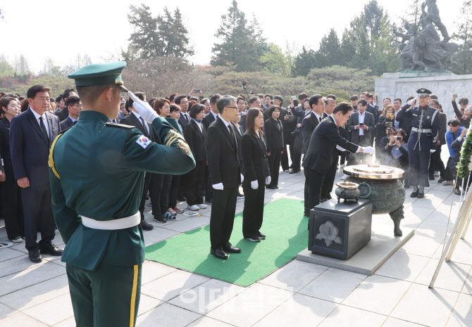 [포토]'현충원 참배하는 이재명 대표'